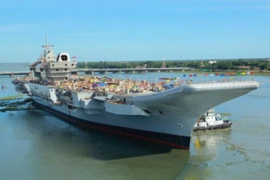 Tháng 7/2015, tàu sân bay INS Vikrant Ấn Độ hạ thủy. Ảnh: Sina Trung Quốc