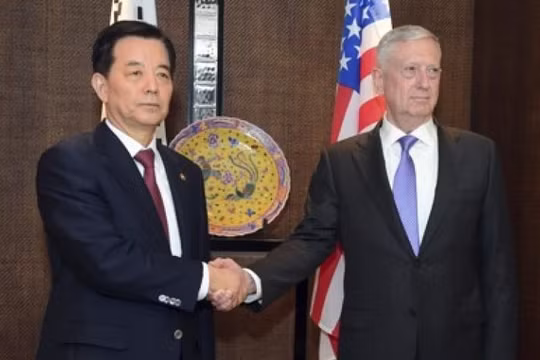 Bộ trưởng Quốc phòng Hàn Quốc Han Min-koo và Bộ trưởng Quốc phòng Mỹ James Mattis. Ảnh: Yonhap