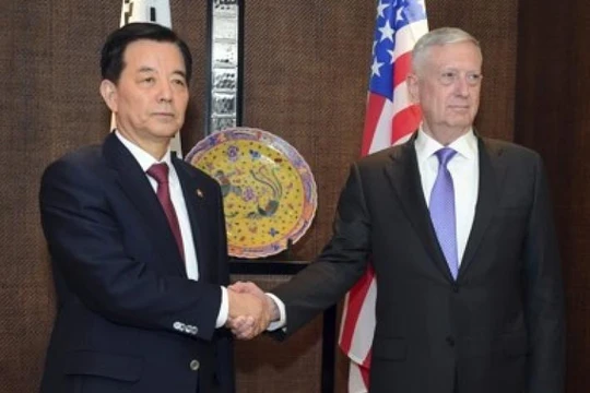 Bộ trưởng Quốc phòng Hàn Quốc Han Min-koo và Bộ trưởng Quốc phòng Mỹ James Mattis. Ảnh: Yonhap