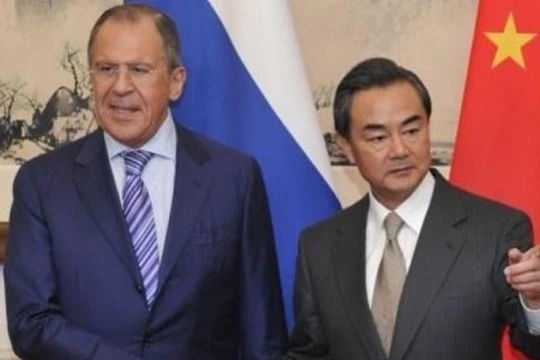 Bộ trưởng Ngoại giao Nga Sergei Lavrov và người đồng cấp Trung Quốc Vương Nghị. Ảnh: Sina