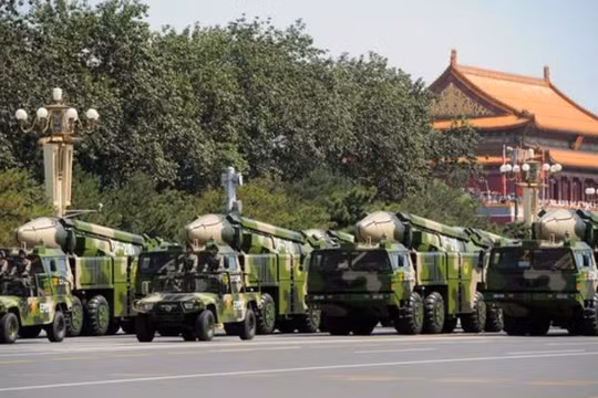 Tên lửa đạn đạo chống hạm Đông Phong-21D Trung Quốc. Ảnh: Cankao