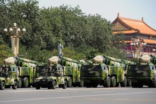 Tên lửa đạn đạo chống hạm Đông Phong-21D Trung Quốc. Ảnh: Cankao