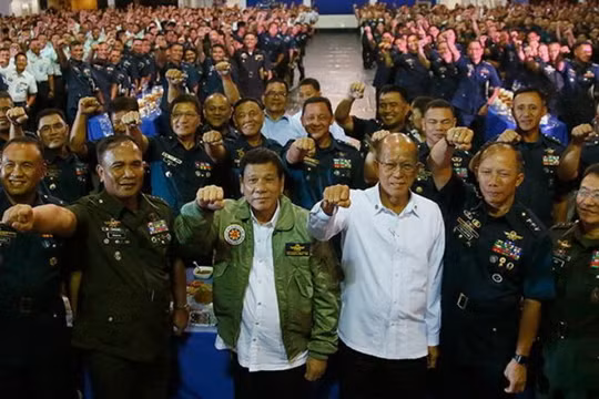 Tổng thống Philippines Rodrigo Duterte và Bộ trưởng Quốc phòng Philippines Delfin Lorenzana (áo trắng).