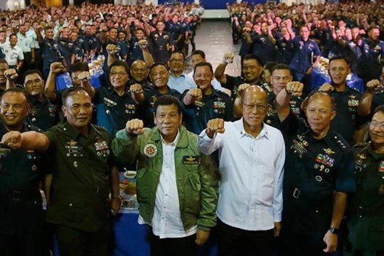 Tổng thống Philippines Rodrigo Duterte và Bộ trưởng Quốc phòng Philippines Delfin Lorenzana (áo trắng).