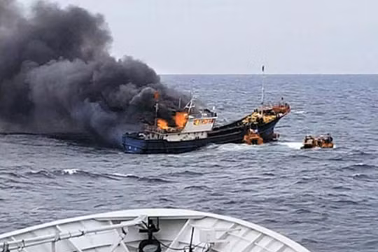 Một tàu cá Trung Quốc bị Cảnh sát biển Hàn Quốc dùng vũ khí tấn công. Ảnh: Cankao