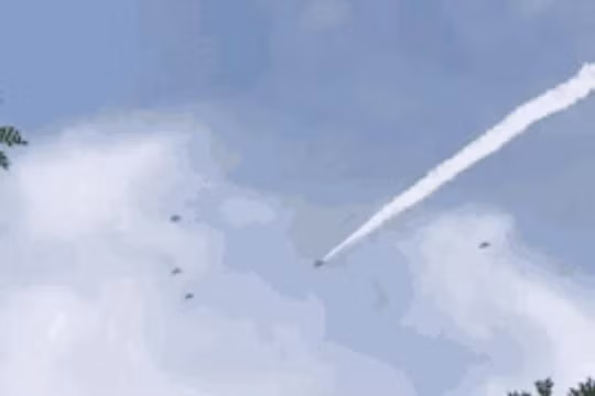 Hình ảnh này được cho là biên đội máy bay chiến đấu J-20 Trung Quốc. Ảnh: Sina