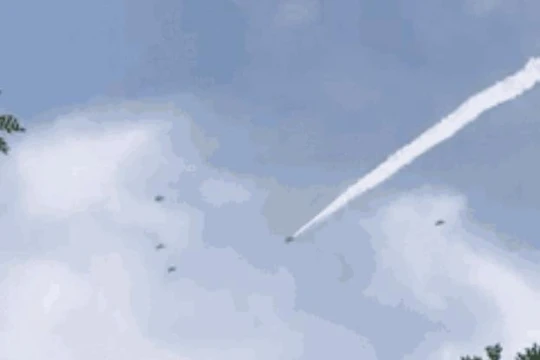 Hình ảnh này được cho là biên đội máy bay chiến đấu J-20 Trung Quốc. Ảnh: Sina