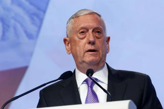 Ngày 3/6/2017, Bộ trưởng Quốc phòng Mỹ phát biểu tại Đối thoại Shangri-La 2017 ở Singapore. Ảnh: Reuters/VOA