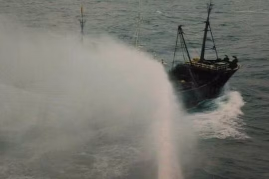 Tàu cá Trung Quốc bị tàu chiến Đài Loan dùng vòi rồng xua đuổi. Ảnh: Sina