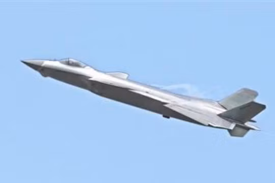 Ngày 1/11/2016, máy bay chiến đấu J-20 Trung Quốc bay biểu diễn ở Triển lãm hàng không Chu Hải. Ảnh: Cankao