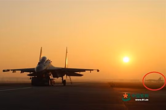 Hoạt động huấn luyện gần đây của một trung đoàn Không quân Chiến khu miền Nam tình nghi có sự tham gia của máy bay chiến đấu Su-35. Ảnh: Sina