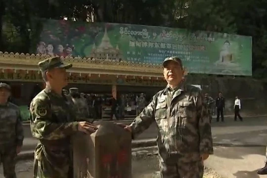 Ông Thường Vạn Toàn, Bộ trưởng Quốc phòng Trung Quốc (bên phải) đến Vân Nam thị sát. Ảnh: Sohu.
