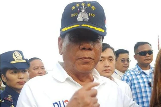 Ngày 1/5/2017, Tổng thống Philippines Rodrigo Duterte lên thăm tàu chiến hải quân Trung Quốc. Ảnh: Sina