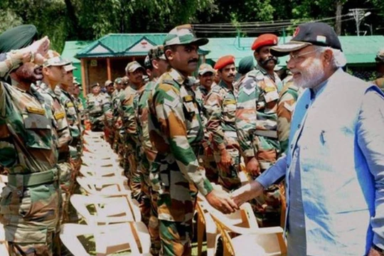 Thủ tướng Ấn Độ Narendra Modi đưa ra chính sách "Make in India" để tìm cách làm cho Ấn Độ từng bước giảm lệ thuộc vào nhập khẩu vũ khí trang bị. Ảnh: The Financial Express.