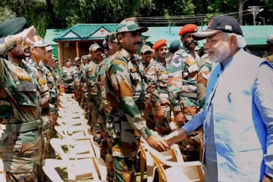 Thủ tướng Ấn Độ Narendra Modi đưa ra chính sách "Make in India" để tìm cách làm cho Ấn Độ từng bước giảm lệ thuộc vào nhập khẩu vũ khí trang bị. Ảnh: The Financial Express.