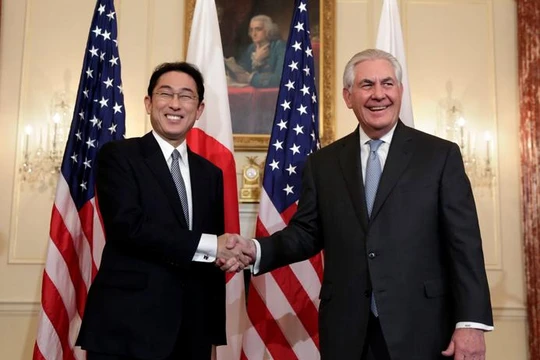Ngoại trưởng Nhật Bản Fumio Kishida và Ngoại trưởng Mỹ Rex Tillerson. Ảnh: The Japan Times