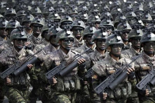 Khối lực lượng đặc nhiệm Quân đội Triều Tiên cầm súng trường Type 98 do Triều Tiên tự sản xuất. Ảnh: Cankao