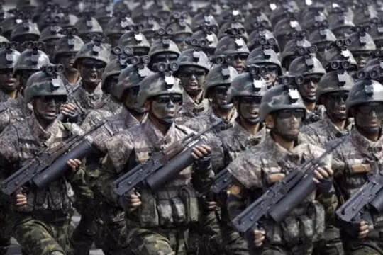 Khối lực lượng đặc nhiệm Quân đội Triều Tiên cầm súng trường Type 98 do Triều Tiên tự sản xuất. Ảnh: Cankao