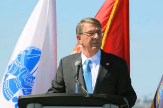 Ngày 29/9/2016, Bộ trưởng Quốc phòng Mỹ Ashton B. Carter phát biểu trên tàu sân bay USS Carl Vinson. Ảnh: Kyodo