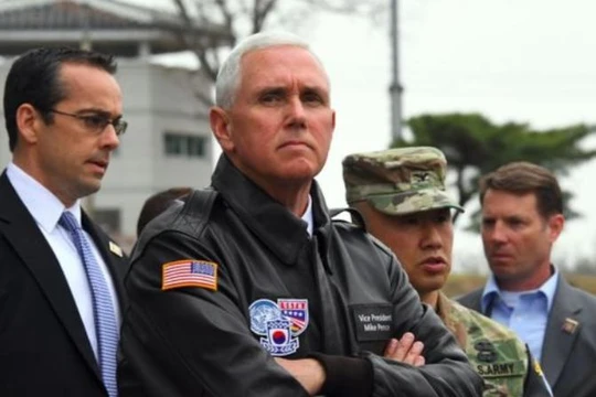 Phó Tổng thống Mỹ Mike Pence thăm Khu phi quân sự hai miền Triều Tiên. Ảnh: BBC