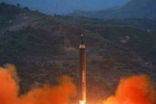 Triều Tiên phóng tên lửa đạn đạo tầm trung nhiên liệu lỏng Hwasong-12. Ảnh: Sina