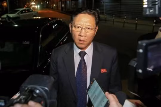 Đại sứ Triều Tiên tại Malaysia Kang Chol trả lời phỏng vấn báo chí ngày 17 tháng 2 năm 2017. Ảnh: ifeng