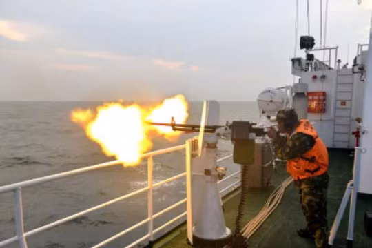 Lực lượng hải cảnh Quảng Đông, Trung Quốc tiến hành bắn đạn thật trên Biển Đông. Ảnh: Gmw.