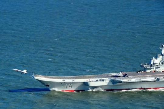 Máy bay chiến đấu J-15 cất cánh từ tàu sân bay Liêu Ninh. Ảnh: Tin tức Tham khảo, Trung Quốc.