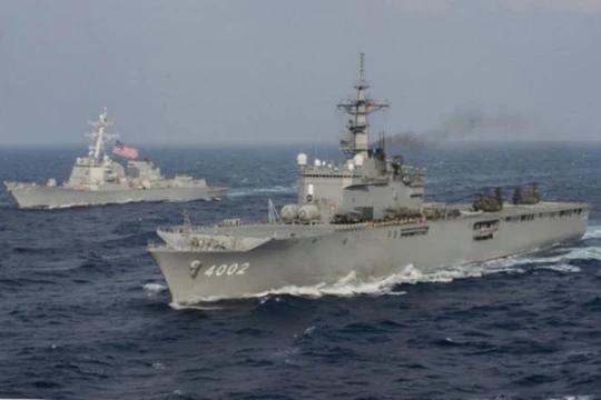 Tàu tấn công đổ bộ Osumi Nhật Bản và tàu Aegis Mỹ trong cuộc tập trận Keen Sword tháng 11/2014 (ảnh tư liệu)