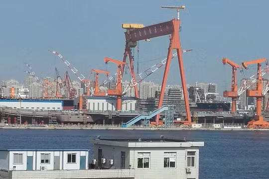 Tàu sân bay nội đầu tiên Type 001A Trung Quốc đang chế tạo. Ảnh: Thời báo Hoàn Cầu.