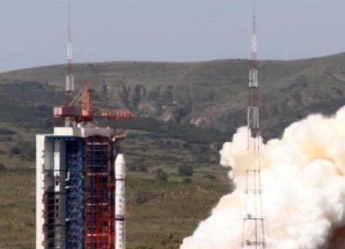 Trung Quốc phóng vệ tinh. Ảnh: Sina.