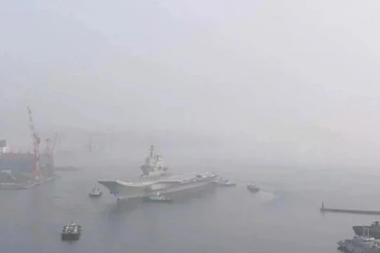 Tàu sân bay tự chế đầu tiên Type 001A chạy thử trên biển từ ngày 13 - 18/5/2018. Ảnh: QQ