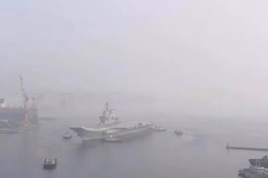 Tàu sân bay tự chế đầu tiên Type 001A chạy thử trên biển từ ngày 13 - 18/5/2018. Ảnh: QQ