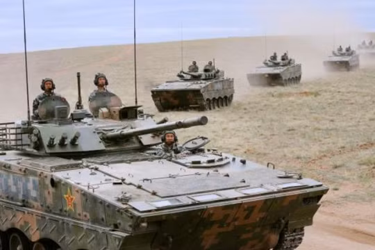 Quân đội Trung Quốc tiến hành diễn tập thực binh. Ảnh: Cankao