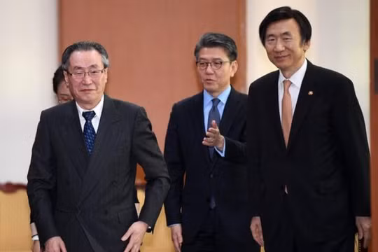 Ông Vũ Đại Vĩ, đại diện cấp cao Trung Quốc và các quan chức ngoại giao Hàn Quốc. Ảnh: New York Times