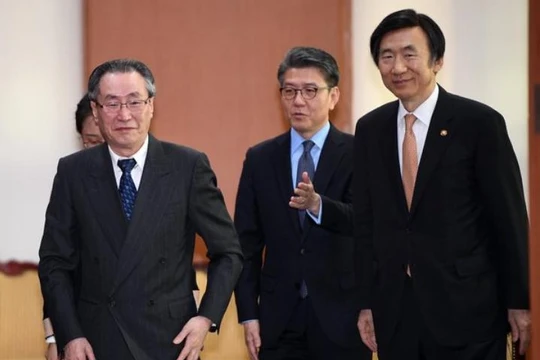 Ông Vũ Đại Vĩ, đại diện cấp cao Trung Quốc và các quan chức ngoại giao Hàn Quốc. Ảnh: New York Times