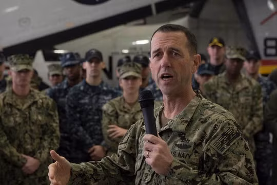Đô đốc John Richardson. Tư lệnh hải quân Mỹ trên tàu sân bay USS Ronald Reagan. Ảnh: Facebook.
