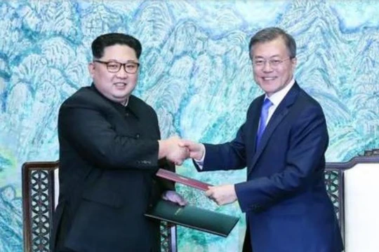 Nhà lãnh đạo Triều Tiên và Hàn Quốc ký kết Tuyên bố Panmunjom. Ảnh: Sina.