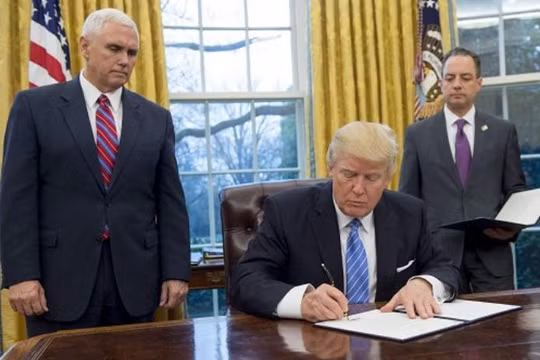 Tổng thống Mỹ Donald Trump ký sắc lệnh rút khỏi TPP