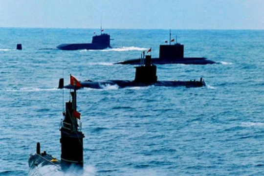Tàu ngầm hạt nhân và tàu ngầm thông thường của Hải quân Trung Quốc tiến hành tập trận trên biển. Ảnh: Cankao