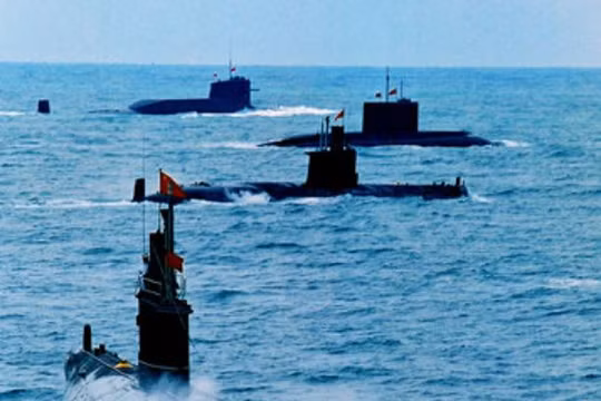 Tàu ngầm hạt nhân và tàu ngầm thông thường của Hải quân Trung Quốc tiến hành tập trận trên biển. Ảnh: Cankao