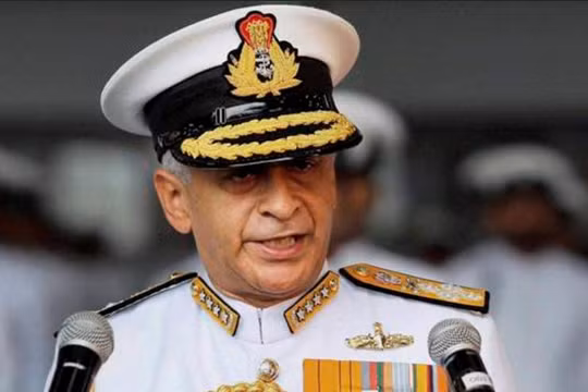 Đô đốc Sunil Lanba, Tham mưu trưởng Hải quân Ấn Độ. Ảnh: The Indian Express