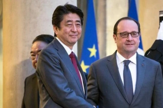Ngày 20/3/2017, Thủ tướng Nhật Bản Shinzo Abe tiến hành hội đàm với Tổng thống Pháp Francois Hollande ở Paris, Pháp. Ảnh: Tân Hoa xã