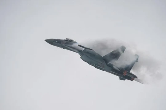 Máy bay chiến đấu Su-35 Nga bay biểu diễn tại Trung tâm Triển lãm hàng không Chu Hải Trung Quốc ngày 10/11/2014. Ảnh: Cankao