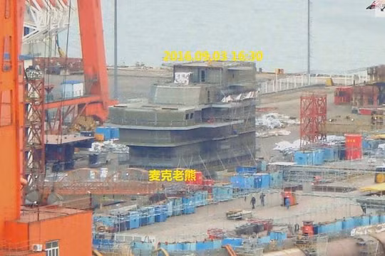 Tàu sân bay nội đầu tiên Type 001 Trung Quốc đã lắp đảo tàu. Ảnh: báo Phượng Hoàng, Hồng Kông.