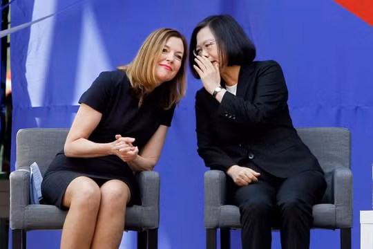 Nhà lãnh đạo Đài Loan bà Thái Anh Văn (bên phải) nói chuyện với Trợ lý Ngoại trưởng Mỹ Marie Royce tại Lễ khánh khành trụ sở mới của Hiệp hội Mỹ tại Đài Loan ngày 12/6/2018. Ảnh: AP.