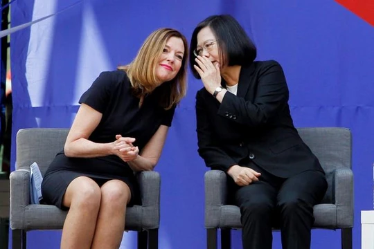 Nhà lãnh đạo Đài Loan bà Thái Anh Văn (bên phải) nói chuyện với Trợ lý Ngoại trưởng Mỹ Marie Royce tại Lễ khánh khành trụ sở mới của Hiệp hội Mỹ tại Đài Loan ngày 12/6/2018. Ảnh: AP.