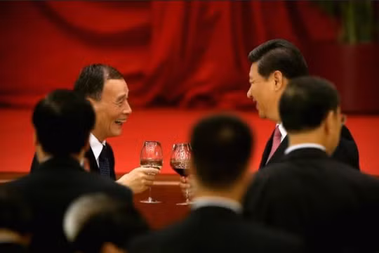 Phó Thủ tướng Trung Quốc Vương Kỳ Sơn và Chủ tịch Trung Quốc Tập Cận Bình. Ảnh: Đại kỷ nguyên.