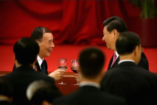 Phó Thủ tướng Trung Quốc Vương Kỳ Sơn và Chủ tịch Trung Quốc Tập Cận Bình. Ảnh: Đại kỷ nguyên.