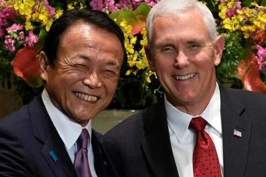 Phó Thủ tướng kiêm Bộ trưởng Tài chính Nhật Bản Taro Aso và Phó Tổng thống Mỹ Mike Pence tiến hánh bắt tay trước cuộc hội đàm ở Tokyo ngày 18/4/2017. Ảnh: Reuters/zaobao